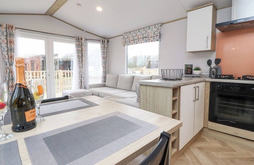 Wesham Cabaña | GIORGIO, family friendly, with hot tub in Warton, Lancashire