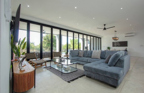 Marloth Park Villa | Giraffe Oasis - Kruger Luxury Family Villa: 5-BRs WiFi & AC in Marloth Park