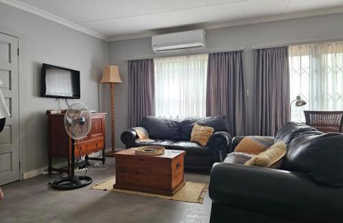 White River Apartamento | Giraffe's Rest, Self Catering Studio Apartment