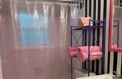 Decatur Casa | Girly Theme bungalow, 10 minutes to downtown. 25 minutes to the airport.
