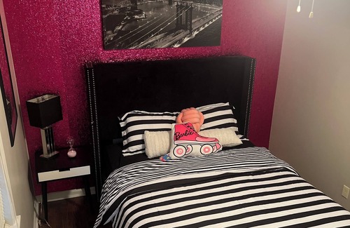 Decatur Casa | Girly Theme bungalow, 10 minutes to downtown. 25 minutes to the airport.