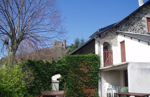 Murol Casa | Gite at the foot of Murol castle near lake chambon pets welcome