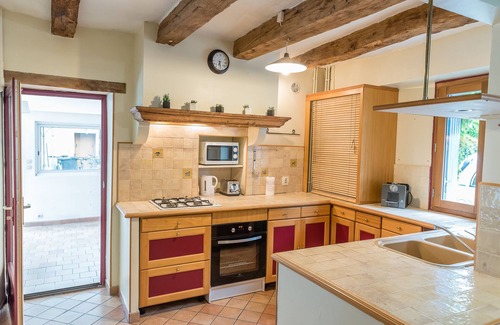Montbazon Casa | Gîte Chez Stéphanie Montbazon, 5-bedroom farmhouse in the heart of the village - 15pers