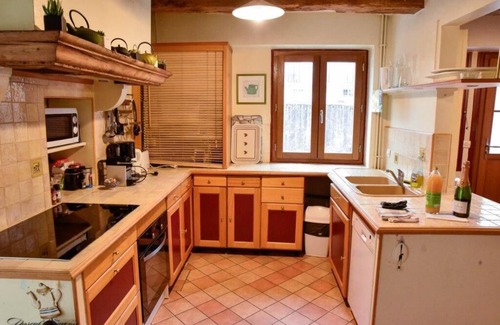 Montbazon Casa | Gîte Chez Stéphanie Montbazon, 5-bedroom farmhouse in the heart of the village - 15pers