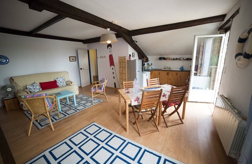 Saverdun Apartamento | Gite Ciel - sunny gite overlooking heated pool and gardens.