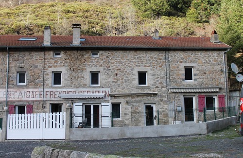 Saint-Julien-Boutieres Apartamento | Gite close to the Dolce Via de lac, the 4-season luge at Mont Gerbier de Jonc