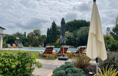 Reignac Apartamento | Gite confortable avec terrasse et piscine