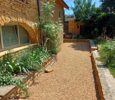 Porte des Pierres Dorees Casa | Gite dans maison médiévale Calme Fibre 2 ch