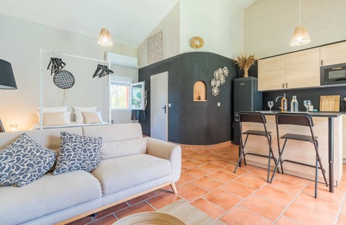 Roussillon Cabaña | Gîte 'Domaine Plan Des Devens Tendresse' with shared pool, Wi-Fi and air conditioning