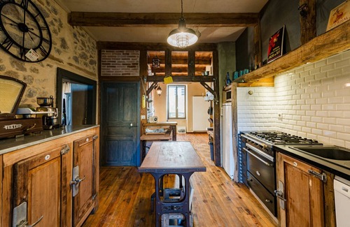 Peyrusse-le-Roc Casa | Gîte du Roc village house restored with charm and authenticity