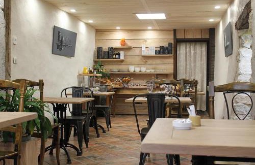 Proulieu Casa | GITE DU ROY D'AMONT Plaine de l'Ain, Parking, Local vélo et table d'hôtes