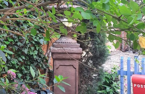 Saint-Saturnin-les-Avignon Casa | Gite " Au fond du jardin"