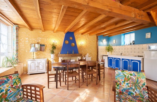 Saint-Sulpice-de-Roumagnac Casa | Gîte 'La Bergerie' with shared pool, private terrace and Wi-Fi