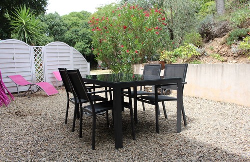 Roquebrun Apartamento | GITE IN LANGUEDOC SLEEPS 4, 5-MINUTE WALK FROM WATERFRONT
