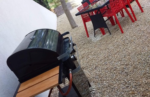 Saint-Cannat Apartamento | Gîte in the Aix countryside, 5 minutes from La Barben zoo, pets welcome
