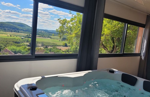 Bezenac Chalet De Esquí | Gîte l'Hirondelle with private Spa