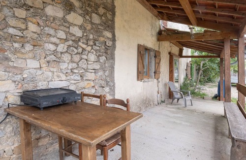 Bessas Cabaña | Gîte 'La Bergerie - Le Mas De Peyraube' with shared pool, communal garden and Wi-Fi