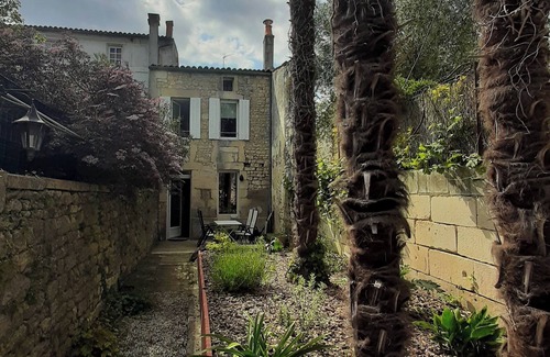 Saint-Savinien Casa | Gîte "La P'tite Jeannette", between land and sea, on the banks of the Charente.