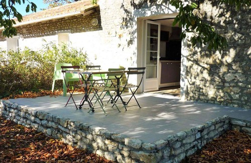 Saint-Romain-de-Benet Casa | Gîte le chai - 5-person family gîte in a peaceful setting between the countryside and the ocean