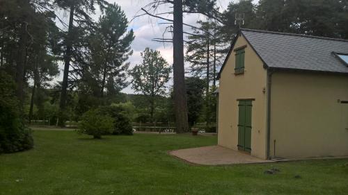 Saint-Mars-d'Outille Casa | Gite meublé avec étang en lisière de forêt.