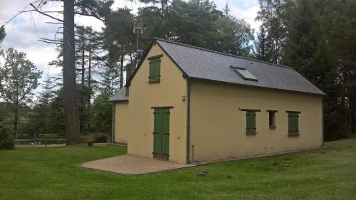 Saint-Mars-d'Outille Casa | Gite meublé avec étang en lisière de forêt.