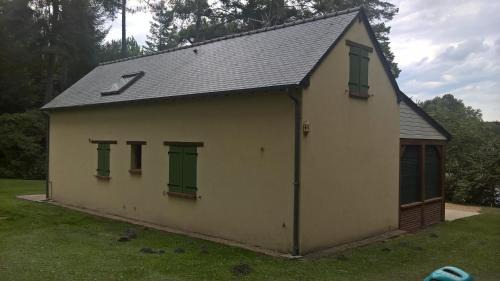 Saint-Mars-d'Outille Casa | Gite meublé avec étang en lisière de forêt.