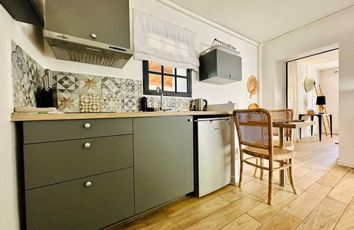 Le Bar-sur-Loup Apartamento | Apartamento-Romántico-Habitación con desagüe-Vista a la Piscina-Meublé Touris...