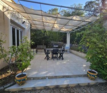Besse-sur-Issole Casa | gite T2 au milieu de la nature