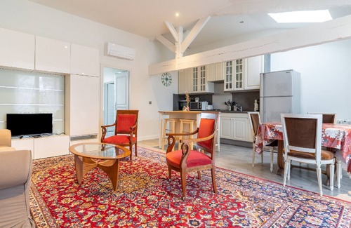 Latresne Casa | Gîte Vignes at Chateau Gassies, a 65 sqm apartment for 2 to 4 people.