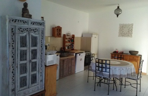 Saint-Julien-de-Peyrolas Casa | Gite with private courtyard not overlooked