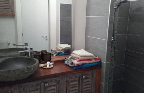 Saint-Julien-de-Peyrolas Casa | Gite with private courtyard not overlooked