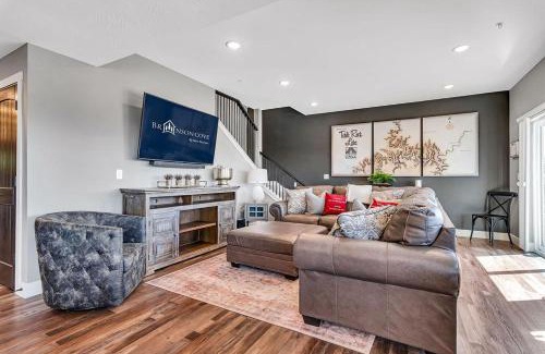 Hollister Casa | Give Us This Day Chalet