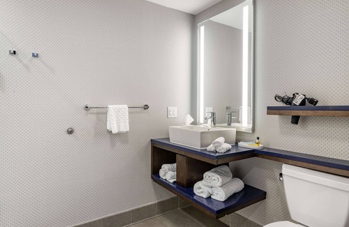 Savannah Hotel | GLō Best Western Savannah-Gateway I-95