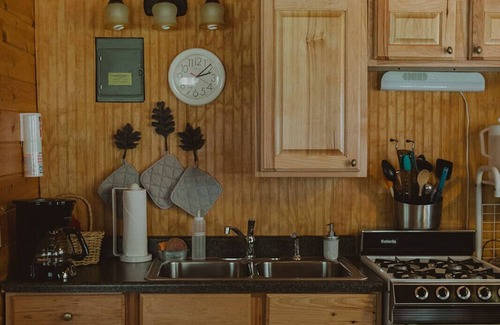 Seeley Lake Cabina | Glacier Cabin at Tamaracks Resort is a cozy cabin with a Seeley Lake view.