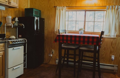 Seeley Lake Cabina | Glacier Cabin at Tamaracks Resort is a cozy cabin with a Seeley Lake view.