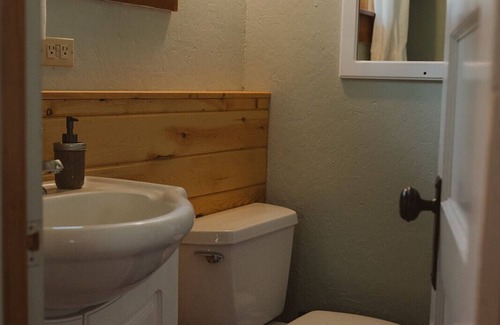 Seeley Lake Cabina | Glacier Cabin at Tamaracks Resort is a cozy cabin with a Seeley Lake view.