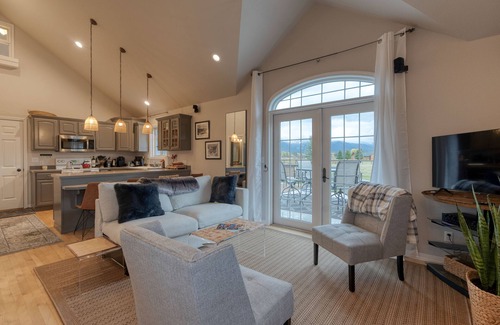 Kalispell Casa | glacier getaway, family/ pet friendly. Charming, peaceful home on 10 acers.