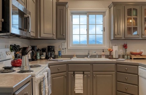Kalispell Casa | glacier getaway, family/ pet friendly. Charming, peaceful home on 10 acers.