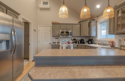 Kalispell Casa | glacier getaway, family/ pet friendly. Charming, peaceful home on 10 acers.