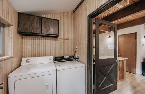 Warnick Chalet De Esquí | Glacier Springs Cabin 27 - A private 2-story cabin pet-friendly