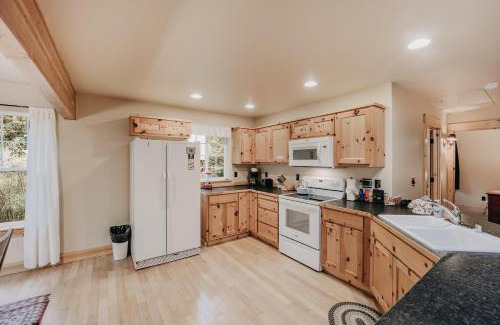 Warnick Casa | Glacier Springs Cabin 95 - Hot Tub - Wifi