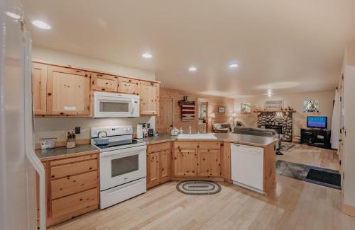 Warnick Casa | Glacier Springs Cabin 95 - Hot Tub - Wifi