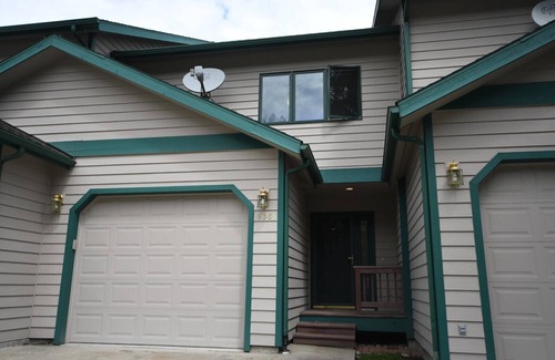 West Glacier Casa | ** Nuevo listado ** ¡Excelente condominio cerca de todo lo que el Parque Nacional Glacier tiene para ofrecer!