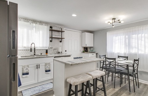 Gladstone Casa | Gladstone Retreat w/ Gas Grill + Fire Pit