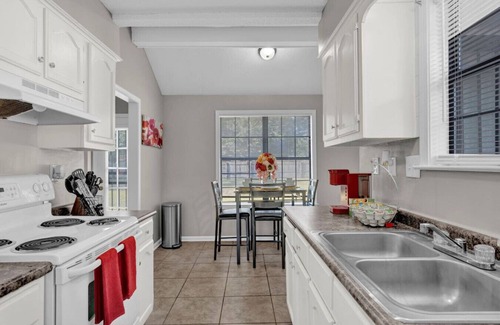 Ellendale Casa | Glamorous 3BR 2BA house w/ large fenced backyard