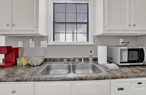 Ellendale Casa | Glamorous 3BR 2BA house w/ large fenced backyard