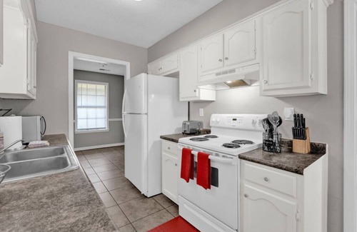 Ellendale Casa | Glamorous 3BR 2BA house w/ large fenced backyard