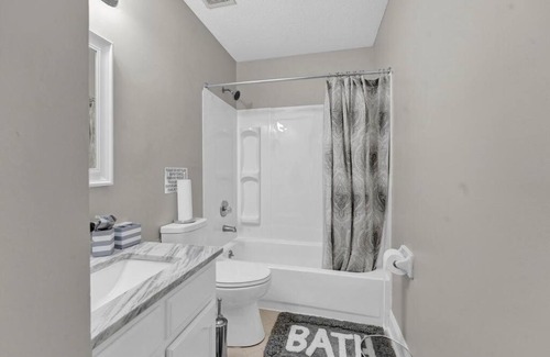 Ellendale Casa | Glamorous 3BR 2BA house w/large fenced backyard