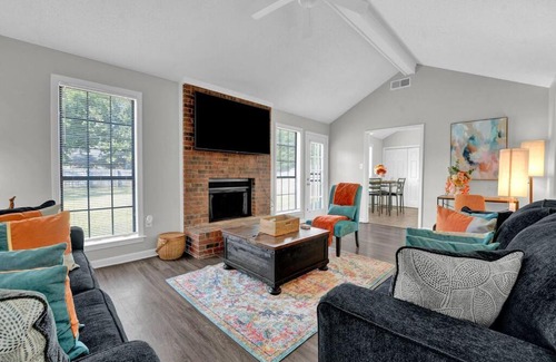 Ellendale Casa | Glamorous 3BR 2BA house w/large fenced backyard