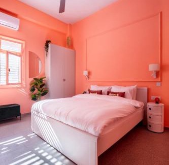 Jaffa Apartamento | Glamorous Pink Pearl Studio Beach
